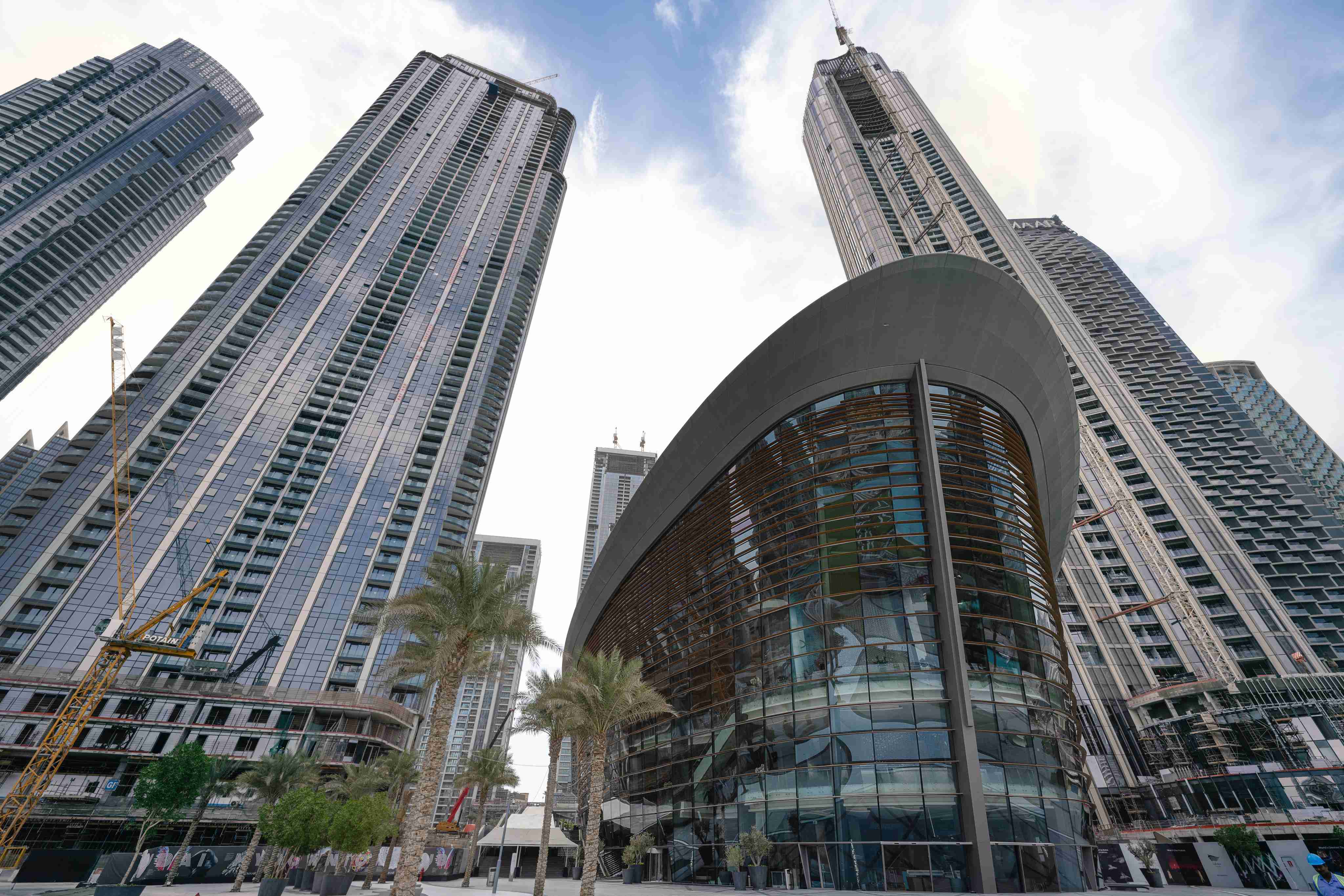 假日消费火爆凸显经济活力，四季度扩内需稳增长仍需加力